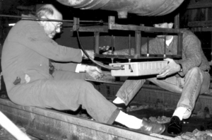 Рабочие монтирую метку на вагон